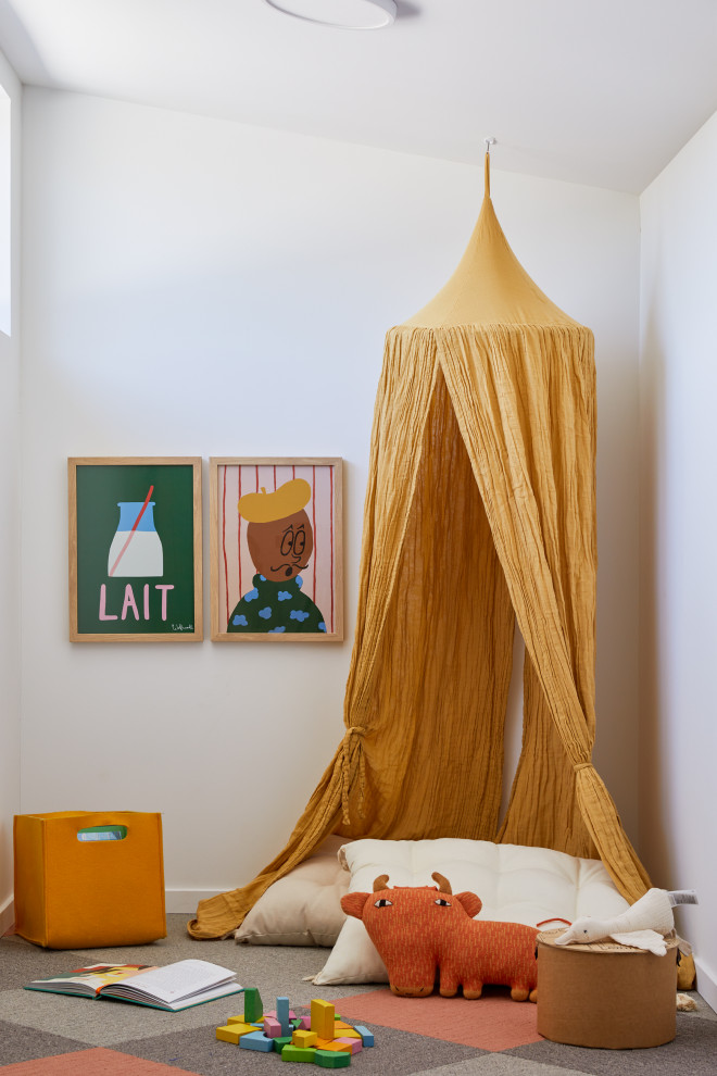 На фото: детская с игровой среднего размера в стиле модернизм с белыми стенами, ковровым покрытием, разноцветным полом и сводчатым потолком для ребенка от 4 до 10 лет, девочки