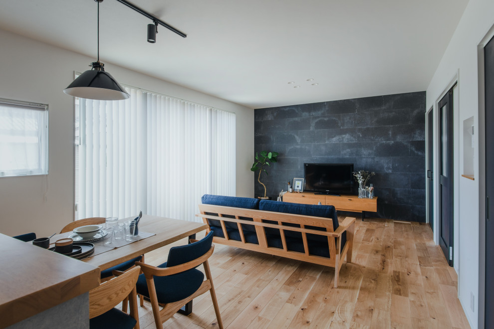 Landhausstil Wohnzimmer ohne Kamin mit weißer Wandfarbe, braunem Holzboden, freistehendem TV, braunem Boden, Tapetendecke und Tapetenwänden in Sonstige