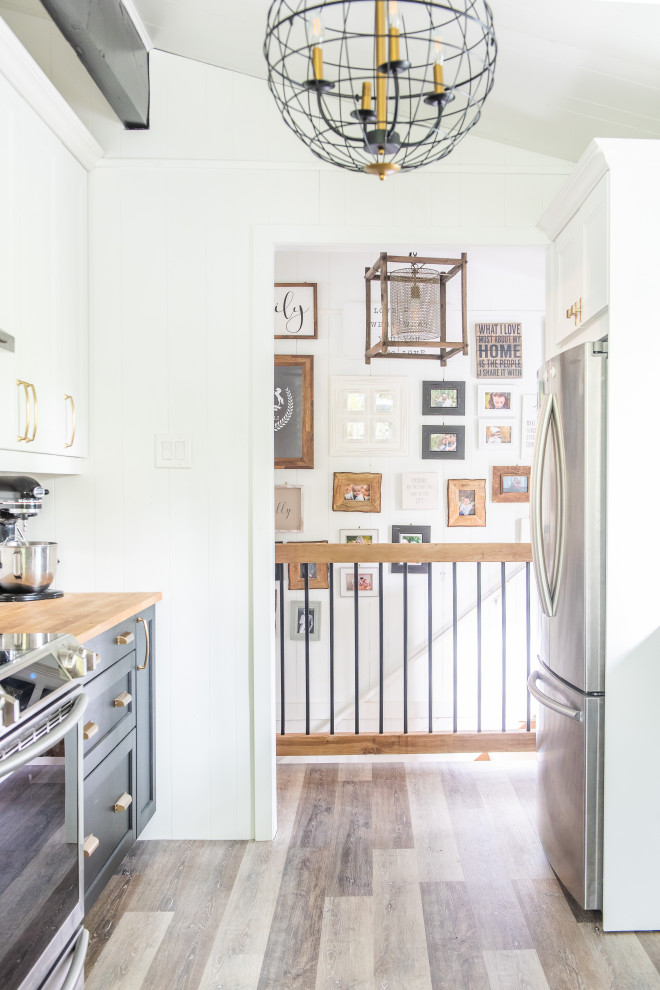 Inspiration for a transitional home design remodel in Toronto