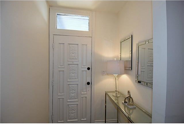 Entryway - transitional entryway idea in Toronto