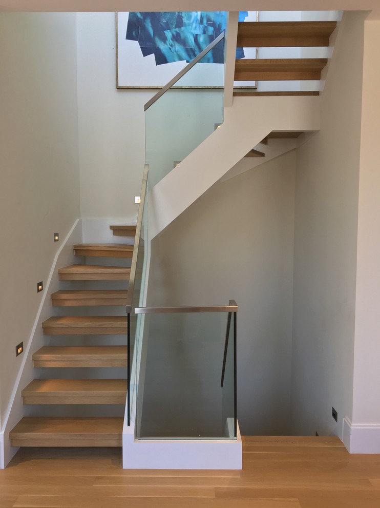 Modelo de escalera suspendida minimalista grande con escalones de madera y barandilla de vidrio