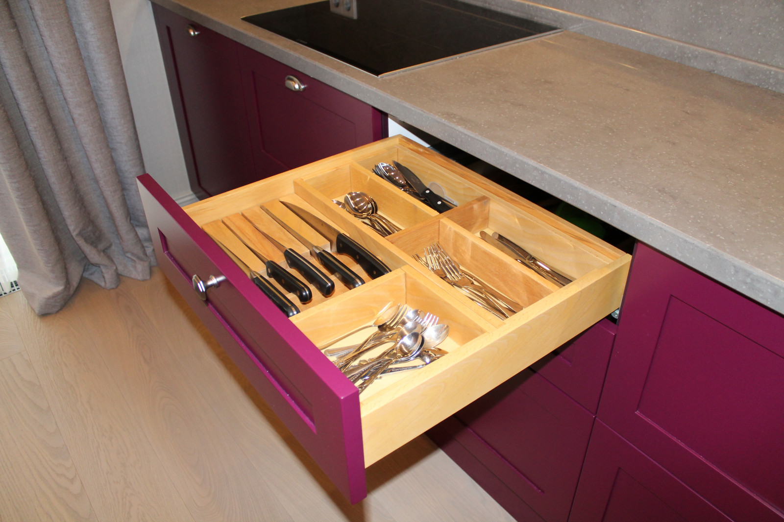 Фартук и столешница из одного материала.