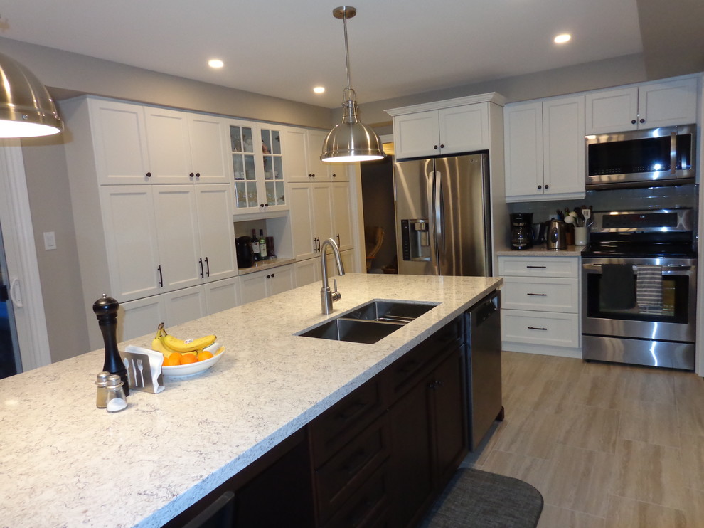 Kitchen - transitional kitchen idea in Toronto