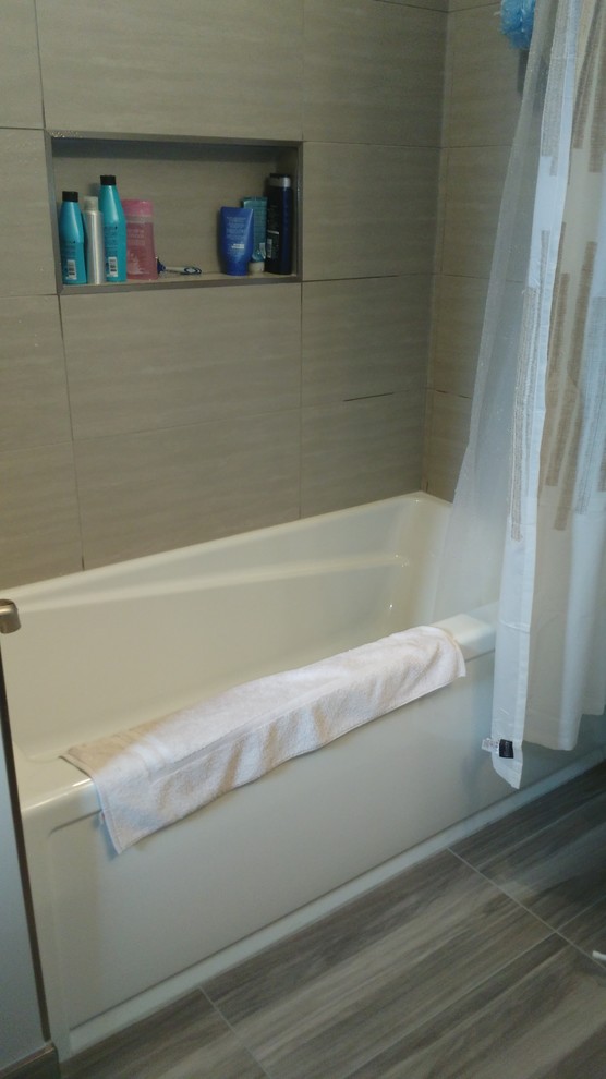 Bathroom - modern bathroom idea in Ottawa
