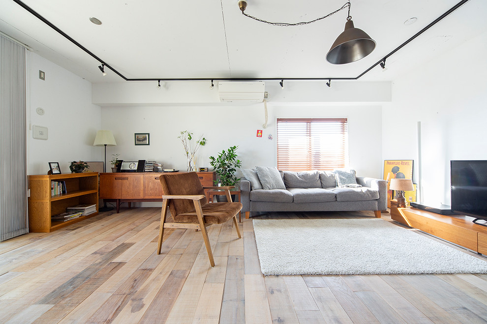 大阪にあるインダストリアルスタイルのおしゃれなリビングの写真