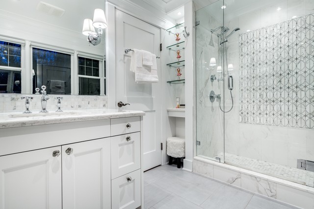Charming Cape Cod clasico-cuarto-de-bano