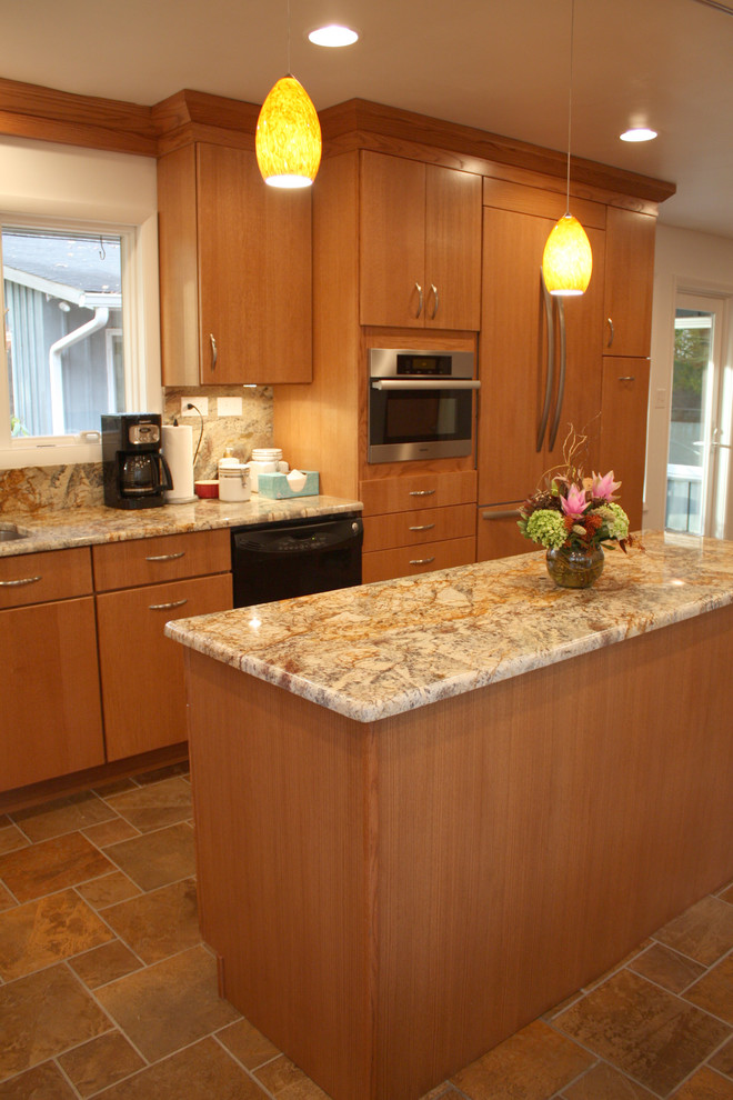 Foto på ett funkis kök, med en undermonterad diskho, släta luckor, skåp i mellenmörkt trä, granitbänkskiva, gult stänkskydd, stänkskydd i sten och integrerade vitvaror