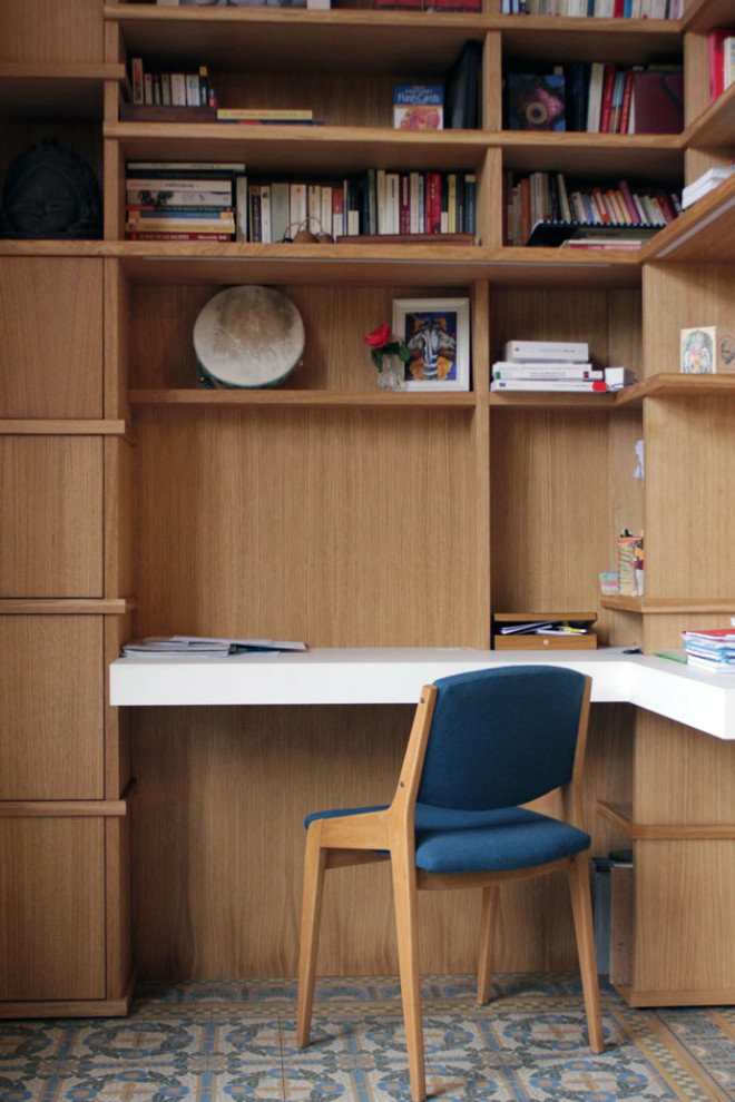 Großes Modernes Lesezimmer ohne Kamin mit weißer Wandfarbe, Terrakottaboden, Einbau-Schreibtisch und buntem Boden in Bordeaux