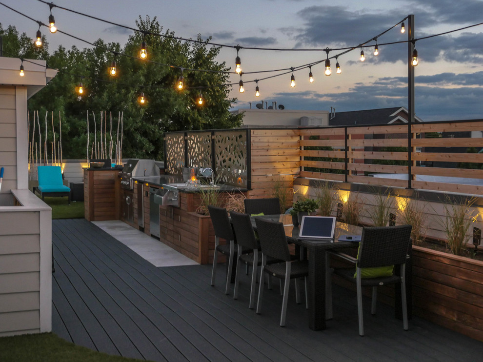 This is an example of a mid-sized eclectic rooftop garden in Chicago.