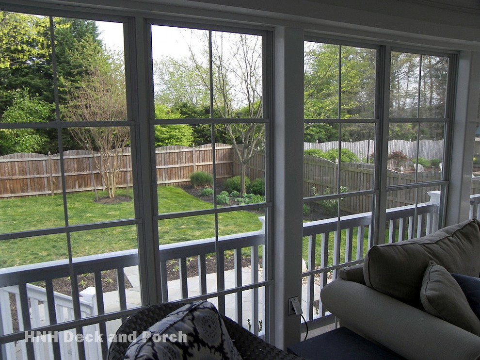 Traditional backyard screened-in verandah in Baltimore with decking and a roof extension.