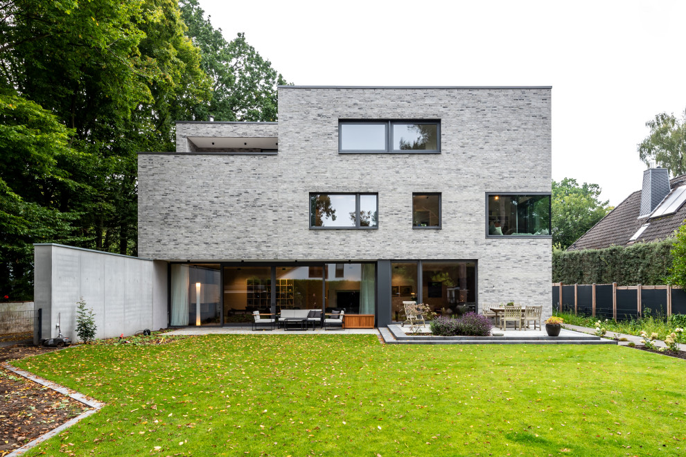 Ispirazione per la villa grande contemporanea a tre piani con rivestimento in pietra e tetto piano