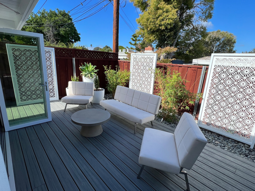 Foto de terraza planta baja vintage pequeña sin cubierta en patio trasero con privacidad