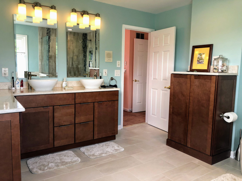 Foto de cuarto de baño principal, doble y a medida marinero con puertas de armario marrones y baldosas y/o azulejos blancos