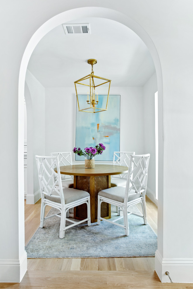 Свежая идея для дизайна: столовая среднего размера в стиле неоклассика (современная классика) с с кухонным уголком, белыми стенами, светлым паркетным полом и коричневым полом - отличное фото интерьера