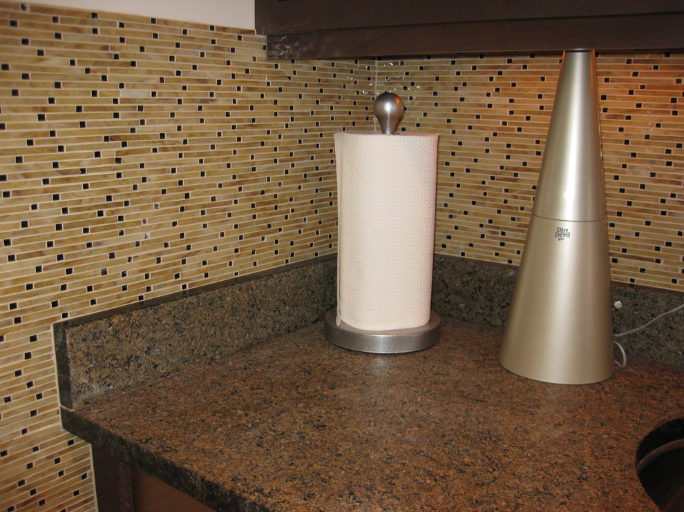 Kitchen - kitchen idea in Miami