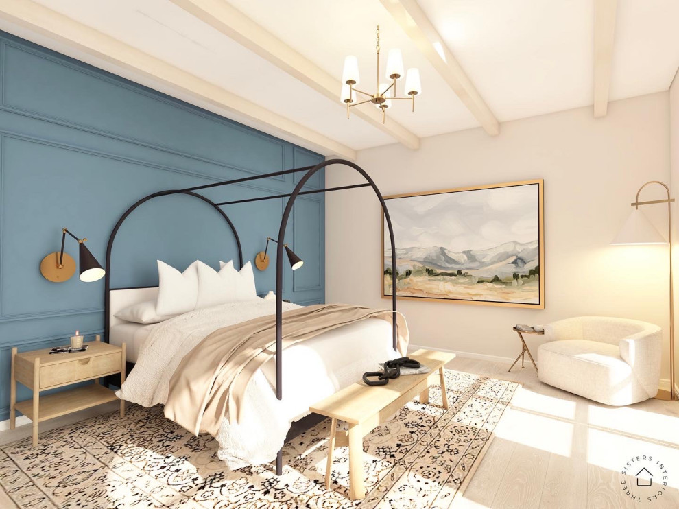 ワシントンD.C.にある広いおしゃれな主寝室 (青い壁、淡色無垢フローリング、暖炉なし、ベージュの床、表し梁、パネル壁) のインテリア
