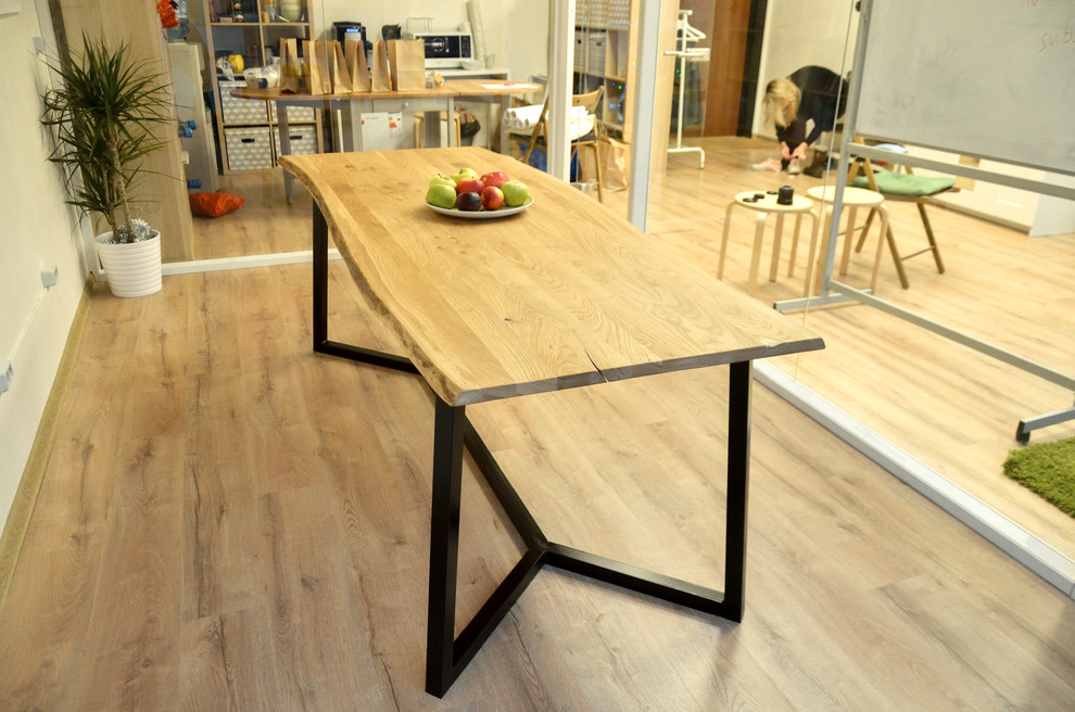 Стол в переговорку из дуба