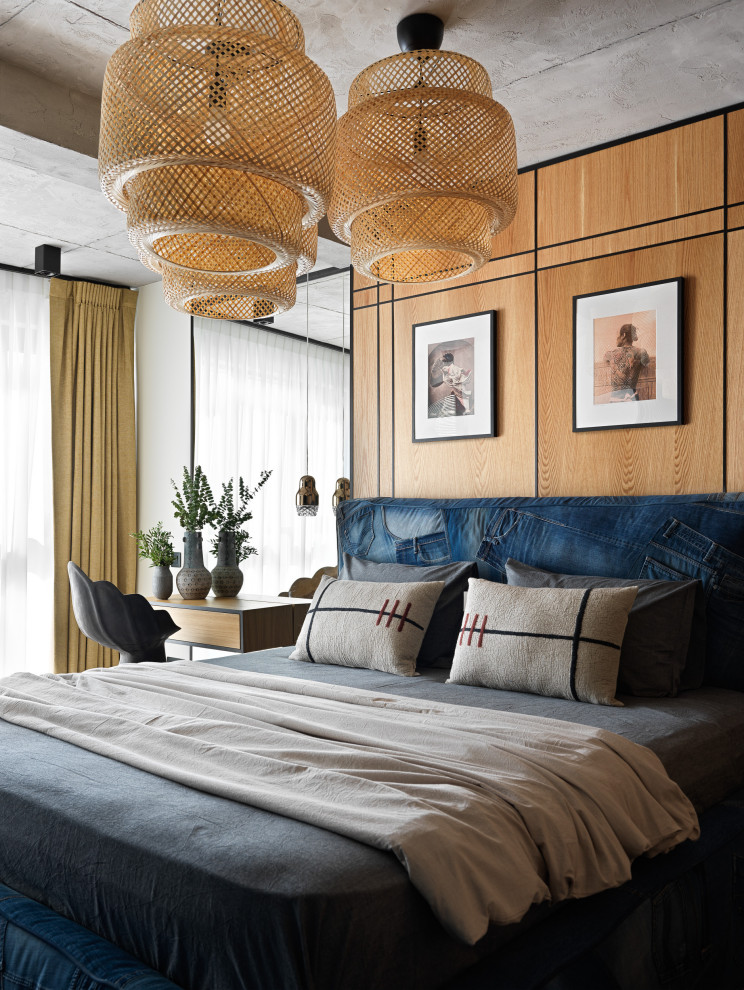 Пример оригинального дизайна: хозяйская спальня среднего размера в стиле лофт с серыми стенами, ковровым покрытием, серым полом, панелями на стенах и акцентной стеной