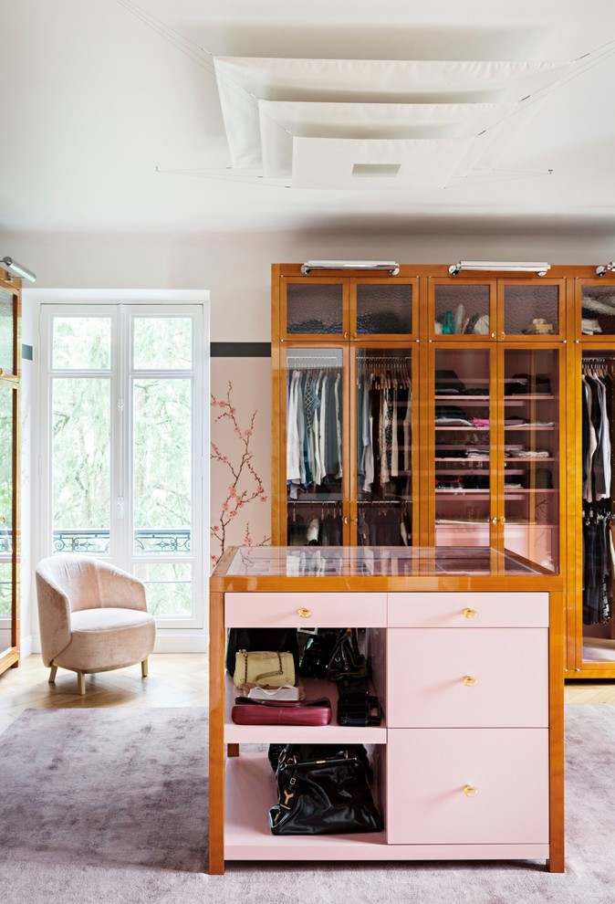 Exemple d'un dressing et rangement tendance.