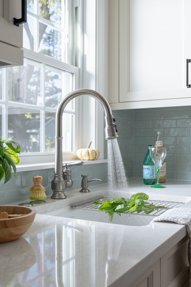 Example of a transitional kitchen design in Chicago