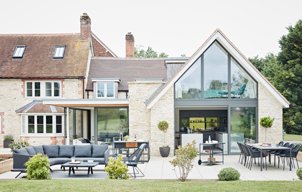 Cette photo montre une terrasse tendance avec une cuisine d'été, des pavés en béton et aucune couverture.