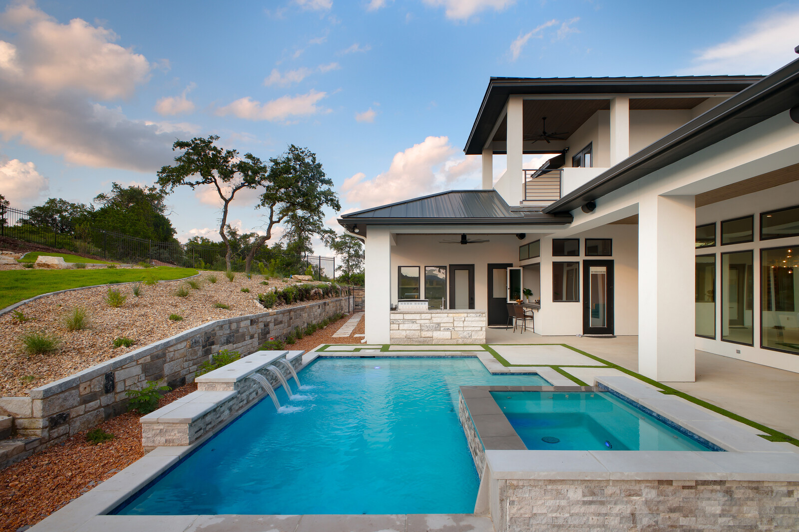 Modern: 4,950 ft², 4 BR/4 BA/2 ST home