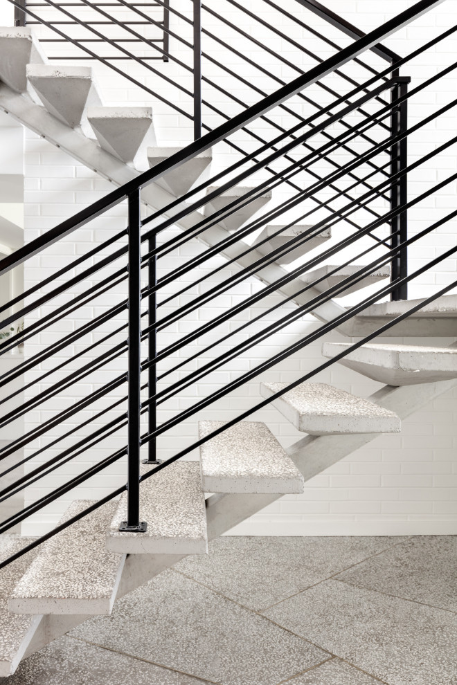 シアトルにある高級な広いミッドセンチュリースタイルのおしゃれな階段の写真