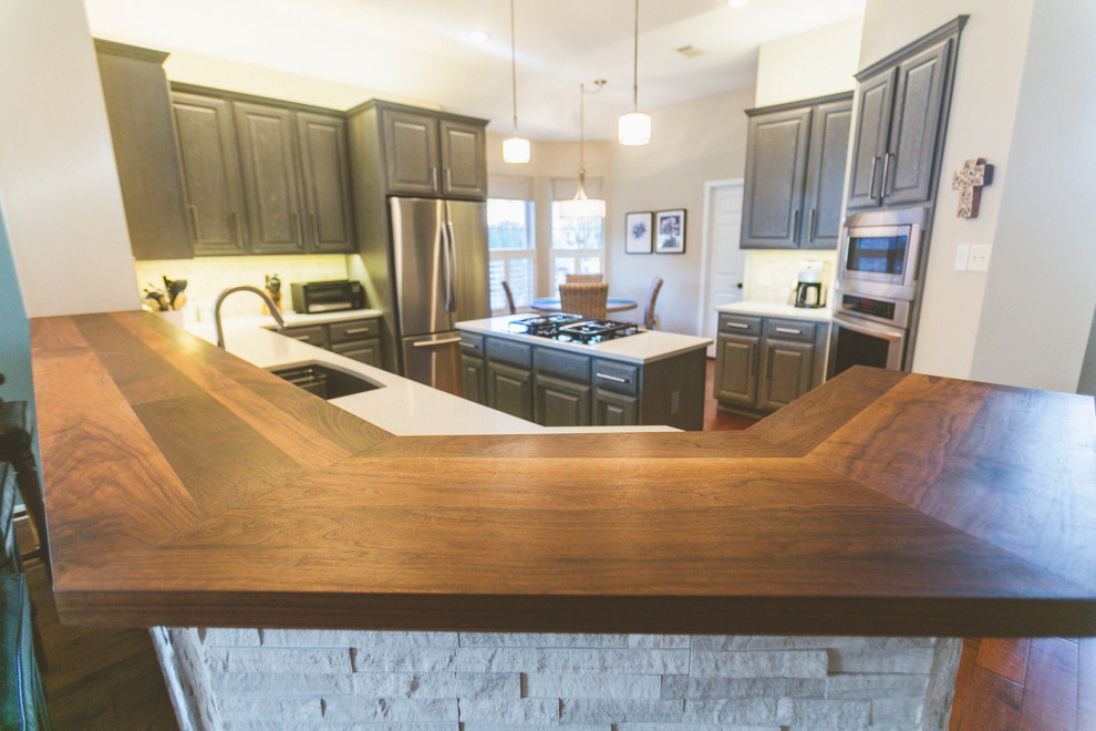 Transitional kitchen photo in Austin