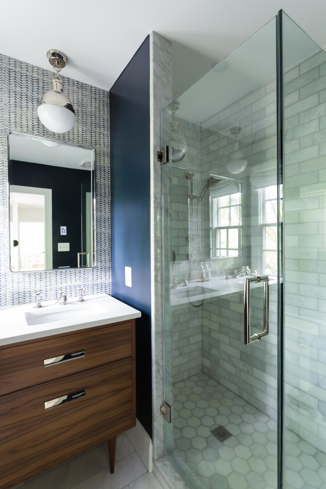 Стильный дизайн: ванная комната в стиле неоклассика (современная классика) с фасадами в стиле шейкер, белыми фасадами, ванной в нише, душем в нише, унитазом-моноблоком, синей плиткой, плиткой кабанчик, синими стенами, полом из цементной плитки, врезной раковиной, мраморной столешницей, черным полом, шторкой для ванной, белой столешницей, тумбой под одну раковину, напольной тумбой, панелями на стенах и душевой кабиной - последний тренд