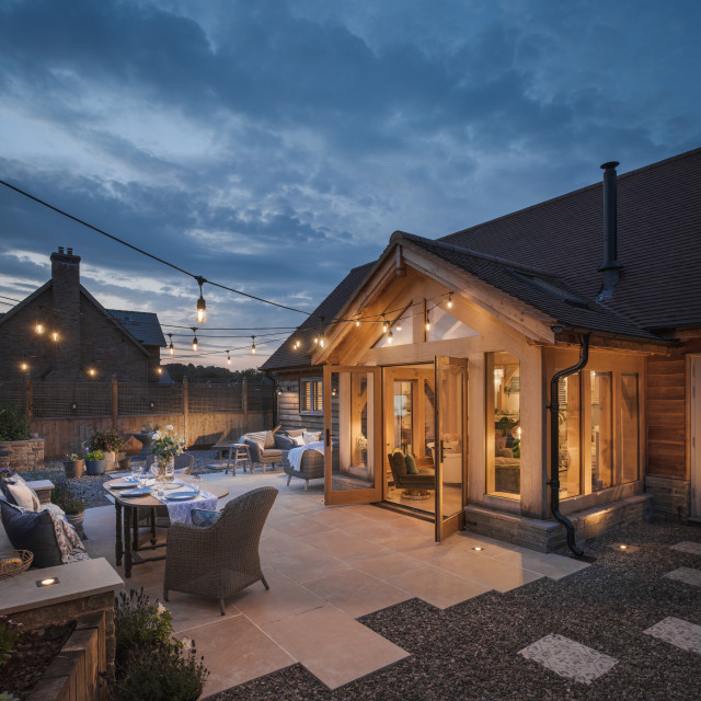 Warmly lit sunroom lantlig-fasad