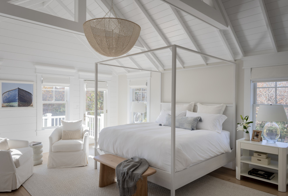 Foto di una camera da letto stile marinaro con pareti beige, pavimento in legno massello medio, pavimento marrone, soffitto in perlinato, soffitto a volta e pareti in perlinato