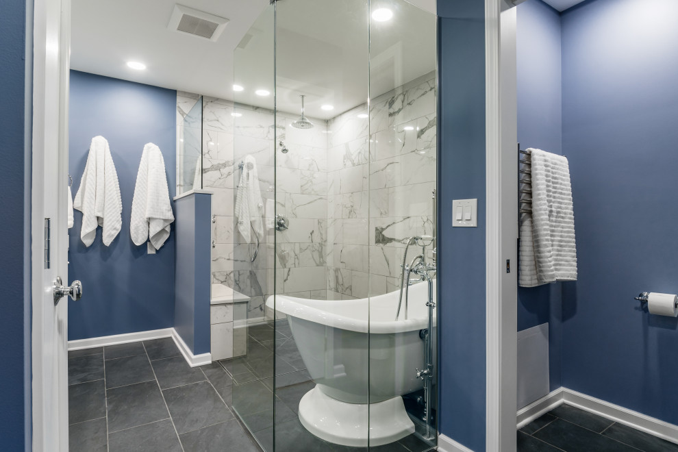 Ispirazione per una grande stanza da bagno padronale classica con ante bianche, zona vasca/doccia separata, pareti blu, pavimento grigio, doccia aperta, due lavabi e mobile bagno incassato