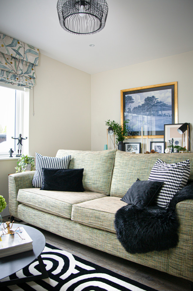 На фото: гостиная комната в стиле ретро с полом из ламината