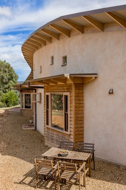 Strawbale in an Organic Form rustikt-hus-og-facade