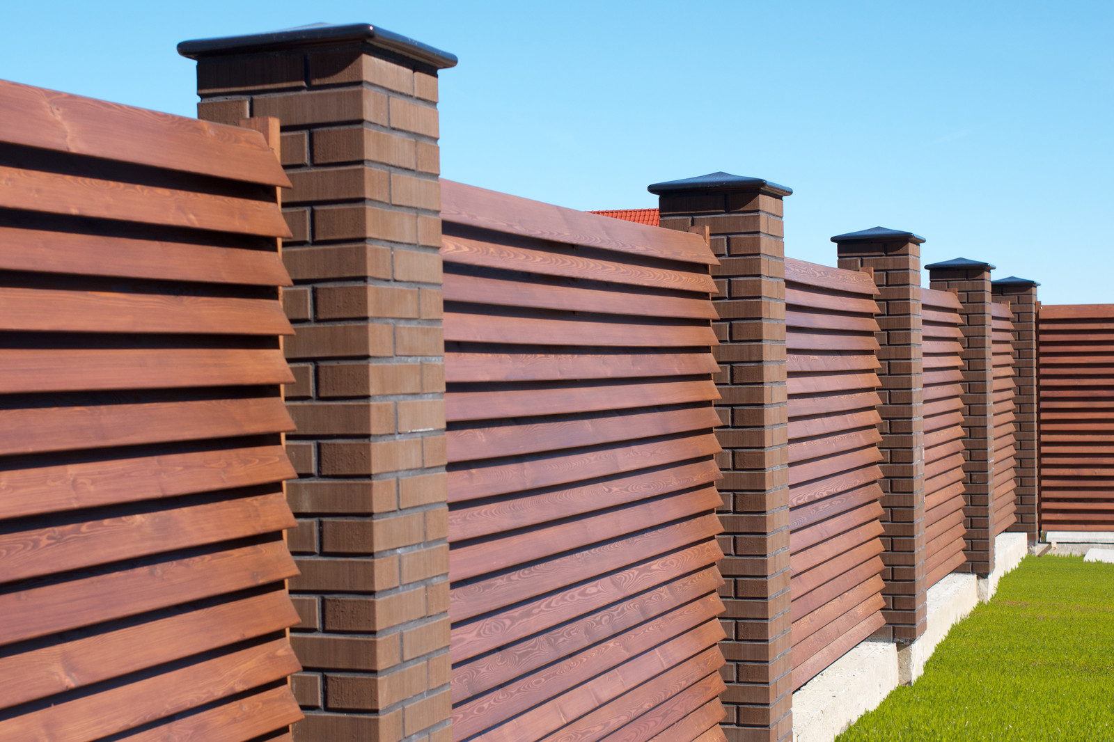 Отделка элементов фасада и ограды планкеном из лиственницы