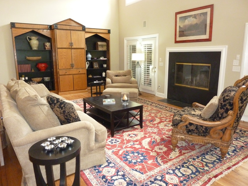 Photo of a traditional family room in Nashville.