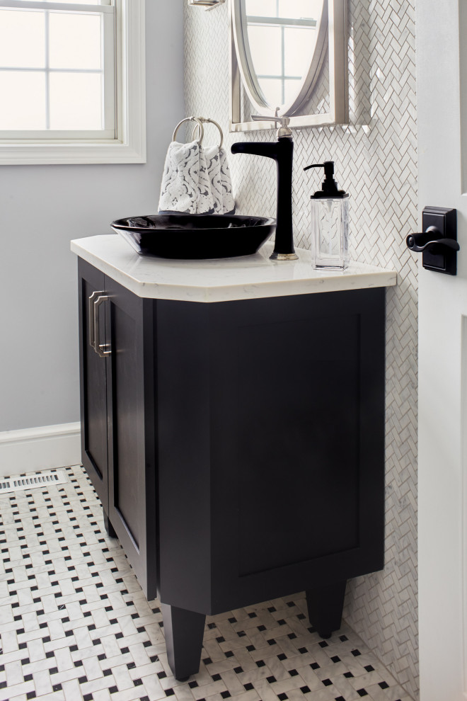 Immagine di una piccola stanza da bagno minimalista con ante in stile shaker, ante nere, piastrelle in ceramica, lavabo a bacinella, top in quarzo composito, top bianco, un lavabo e mobile bagno sospeso