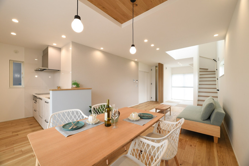 他の地域にあるおしゃれなダイニングの写真