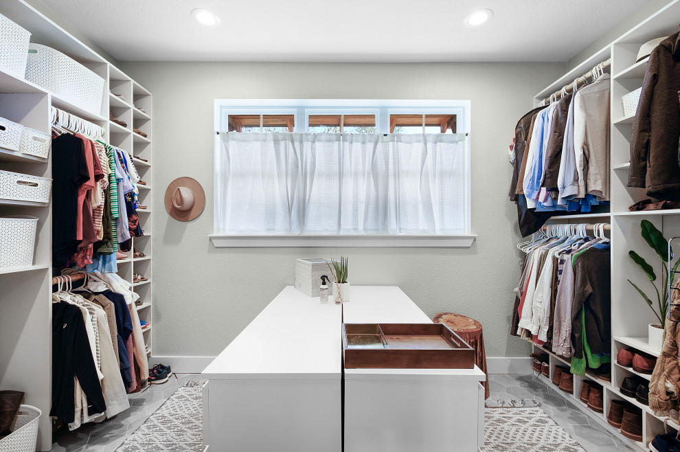 Diseño de armario vestidor unisex campestre grande con armarios abiertos, puertas de armario blancas, moqueta y suelo blanco