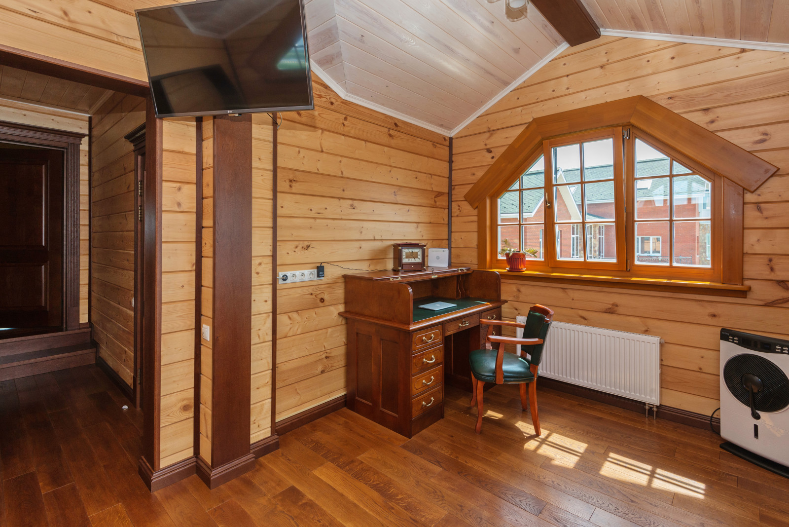 Спальня в доме из клееного бруса по индивидуальному проекту