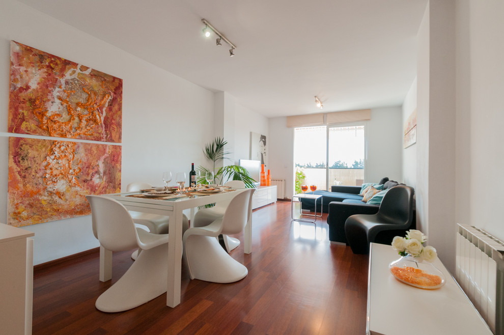 Diseño de comedor contemporáneo de tamaño medio abierto sin chimenea con paredes blancas y suelo de madera oscura