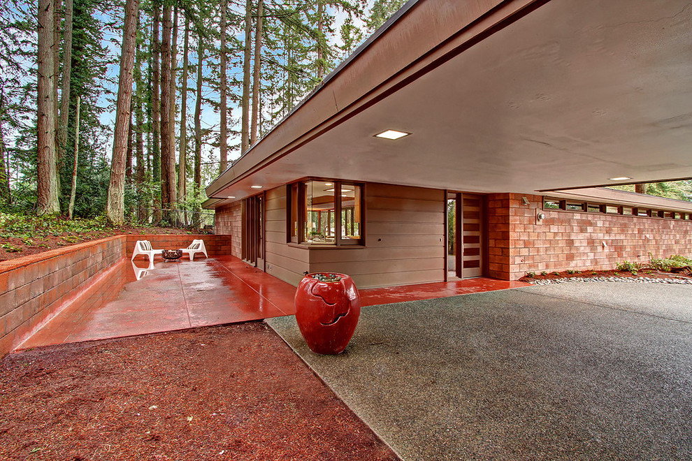 Inspiration for a midcentury exterior in Seattle.