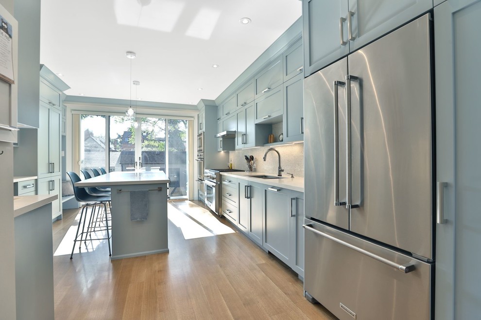 Kitchen - transitional kitchen idea in Toronto