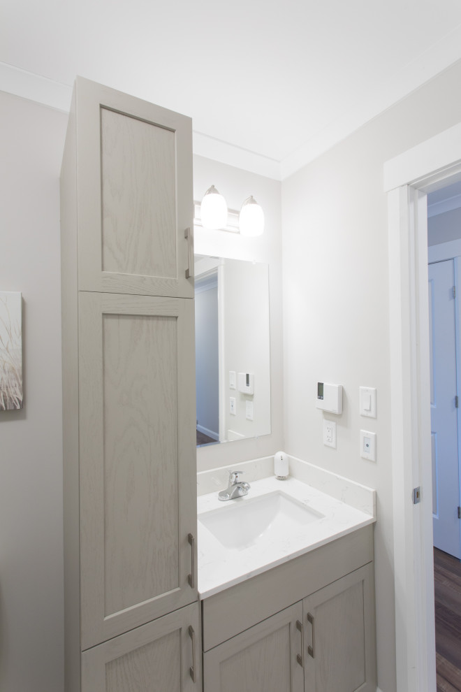 Idéer för att renovera ett litet vintage vit vitt badrum, med skåp i shakerstil, gröna skåp, en dusch i en alkov, en toalettstol med separat cisternkåpa, beige väggar, linoleumgolv, ett integrerad handfat, marmorbänkskiva, beiget golv och dusch med duschdraperi