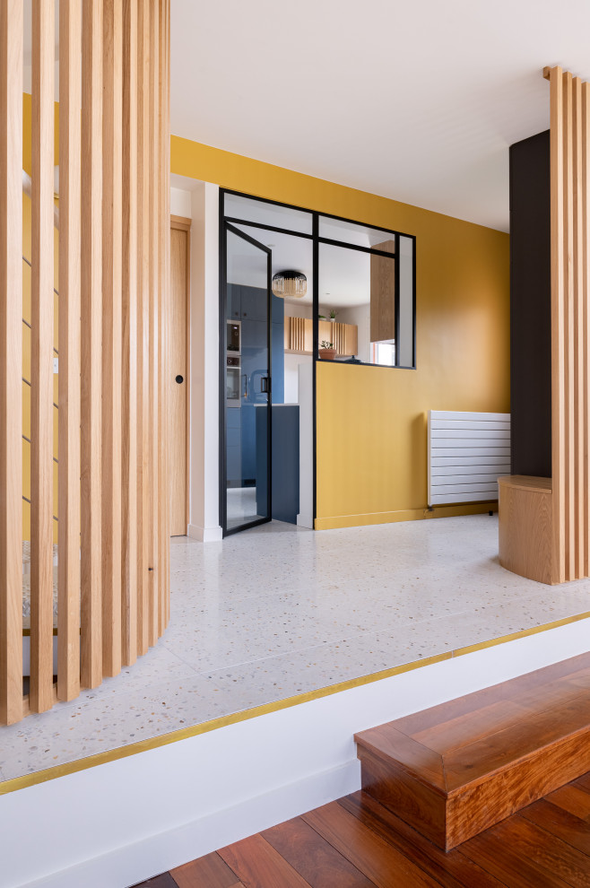 Idee per un ingresso contemporaneo di medie dimensioni con pareti gialle, pavimento alla veneziana e pareti in legno