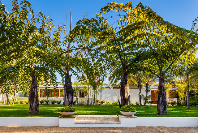 Butterfly Beach Villa retro-facade