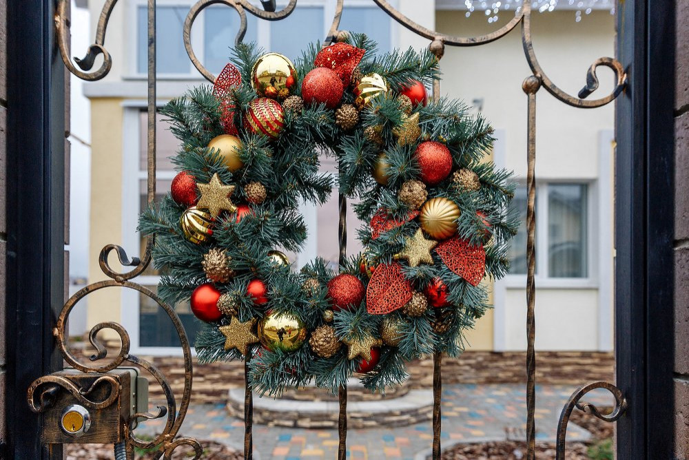 Новогоднее украшение сада и коттеджа