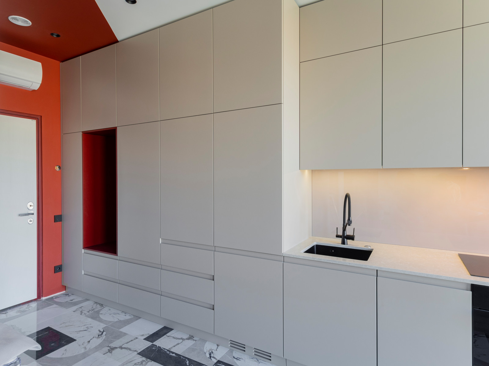 Большая стильная кухня в неоклассическом стиле в светлых тонах