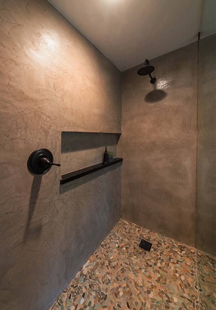 Идея дизайна: большая ванная комната в стиле рустика с фасадами в стиле шейкер, коричневыми фасадами, душем без бортиков, врезной раковиной, разноцветным полом, открытым душем и встроенной тумбой