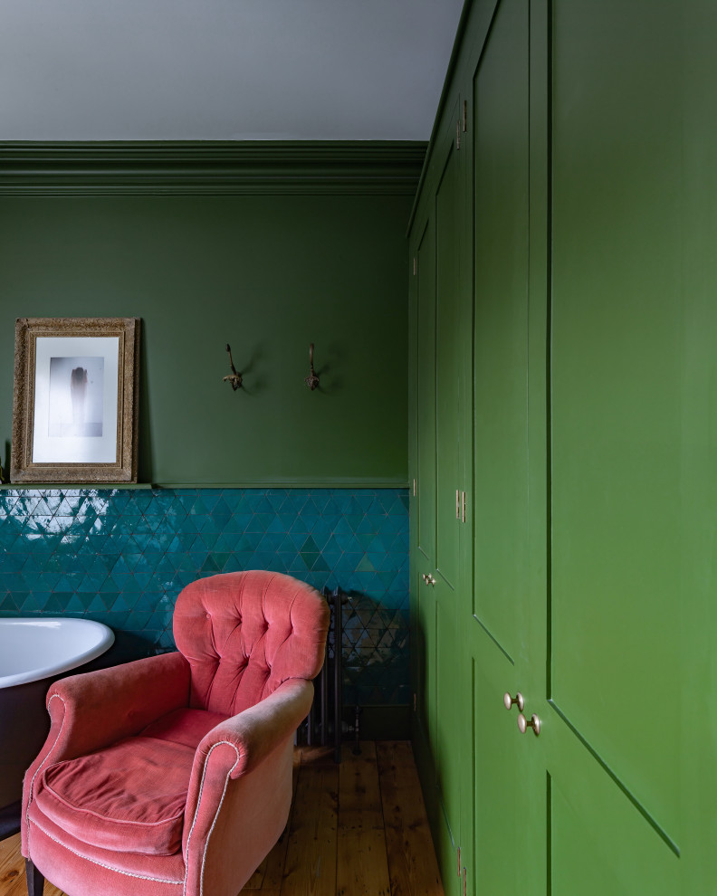 Идея дизайна: главная ванная комната среднего размера в стиле фьюжн с отдельно стоящей ванной, раздельным унитазом, зеленой плиткой, паркетным полом среднего тона, коричневым полом, тумбой под одну раковину и подвесной тумбой